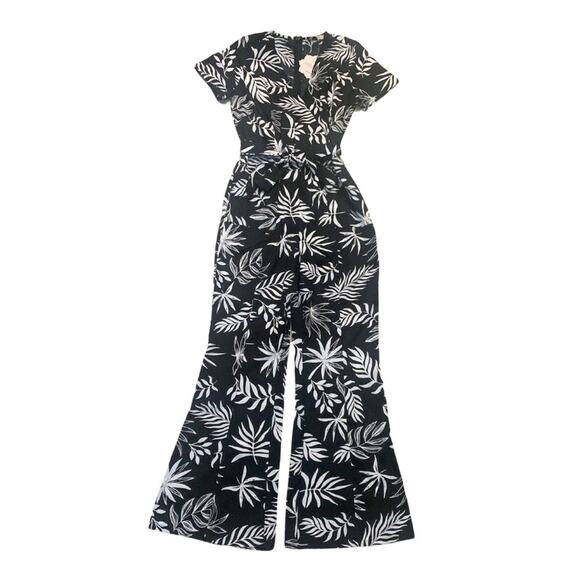 Black White Short Sleeve V Neck Tropical Print Jumpsuit Size Small Floral Beachy - Picture 1 of 9